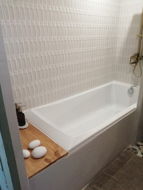 Salle de bains avec baignoire
