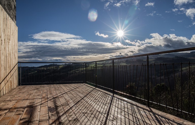 Terrasse de piscine avec vue sur les monts du forez