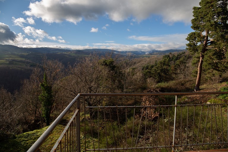 Terrasse de piscine avec vue sur les hautes chaumes
